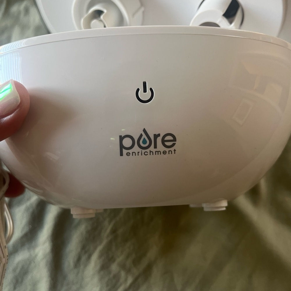 White Humidifier – Compact Ultrasonic Air Moisturizer